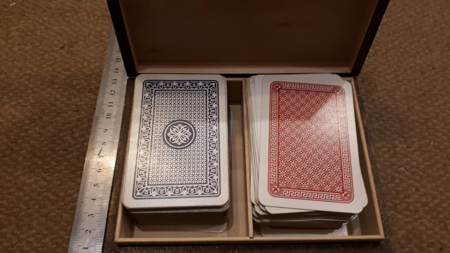 Old 2x playing Cards in wooden box [GAM10172]