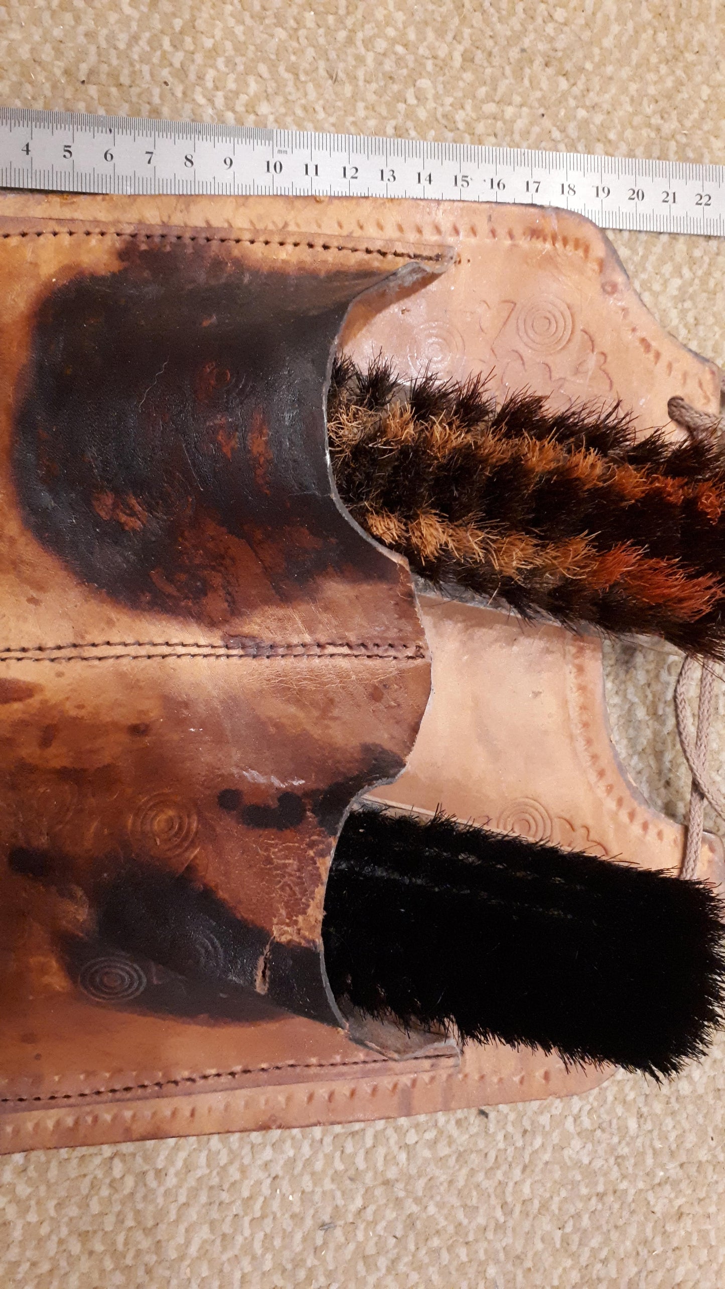 Shoes brushes & stand [TOL10142]