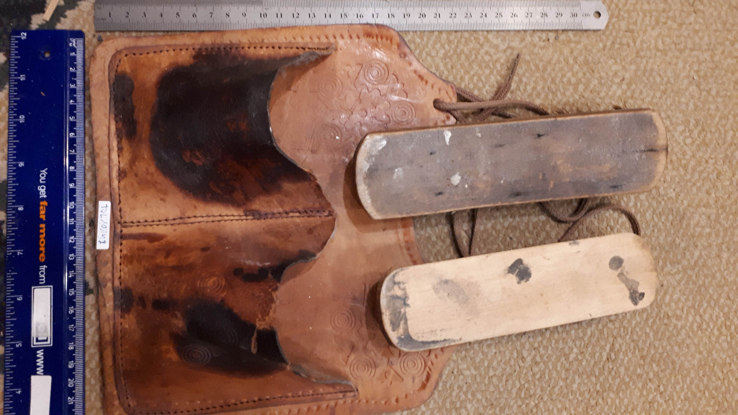 Shoes brushes & stand [TOL10142]
