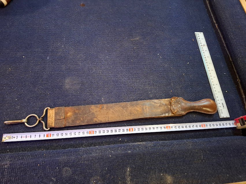 Vintage Knife sharpener made of processed leather [TOL10275]