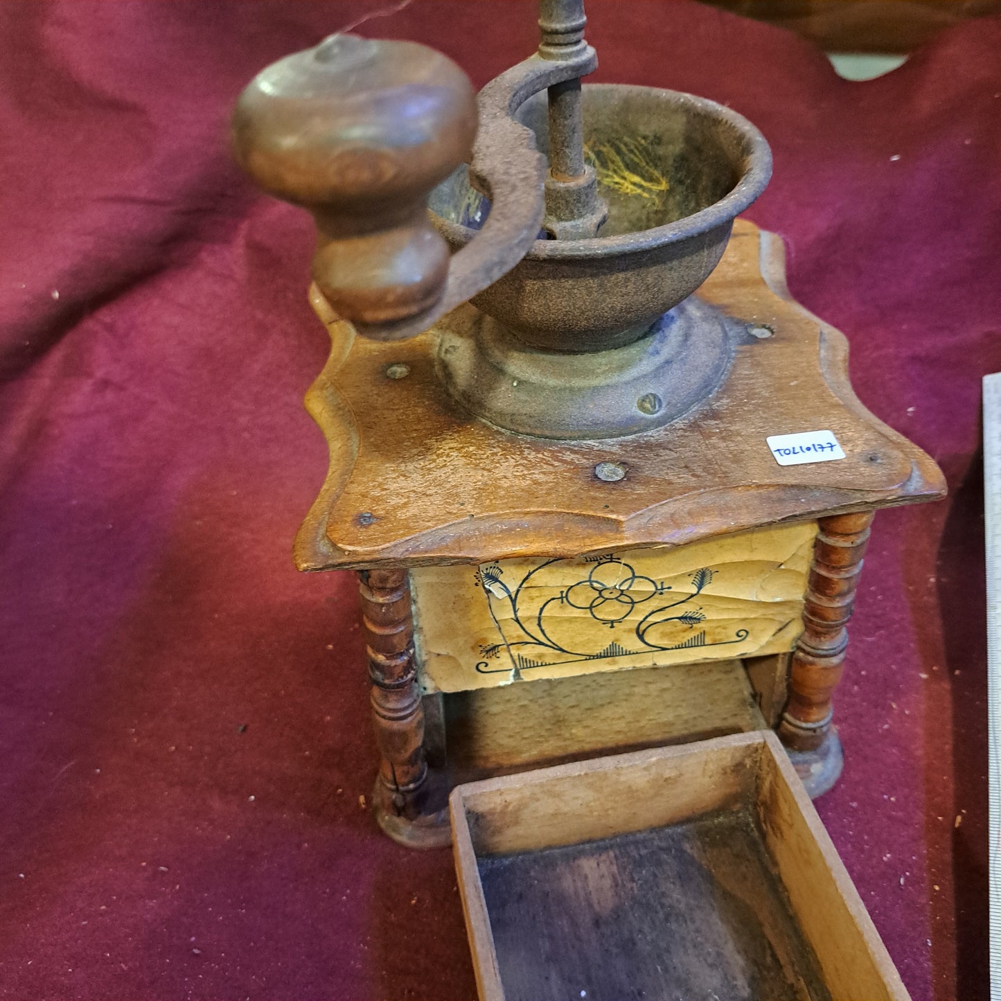 Old Coffee grinder [TOL10177]