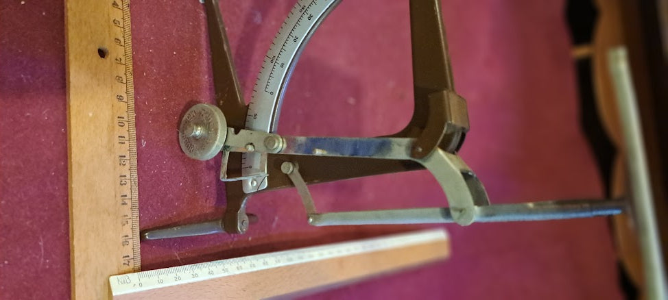 Antique Postal scales [INS10423]