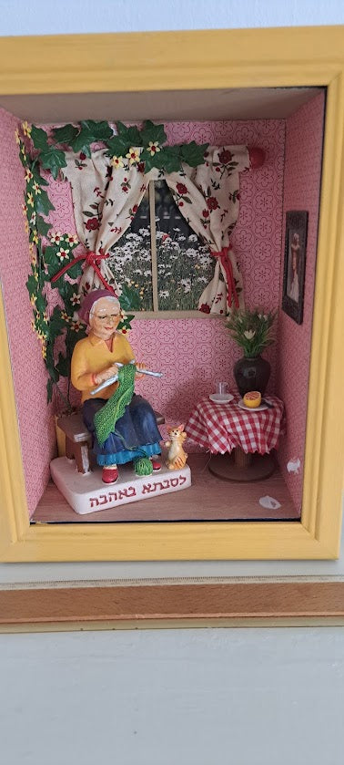 Miniature handmade art in box [ART10223]