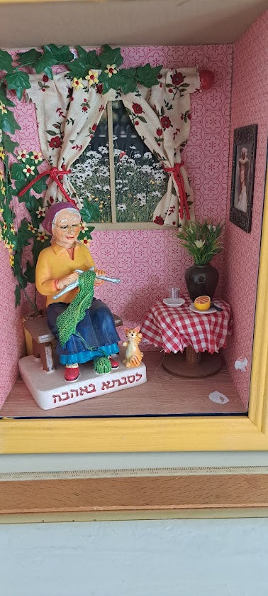 Miniature handmade art in box [ART10223]