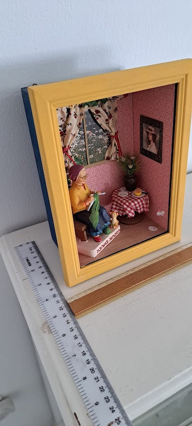 Miniature handmade art in box [ART10223]