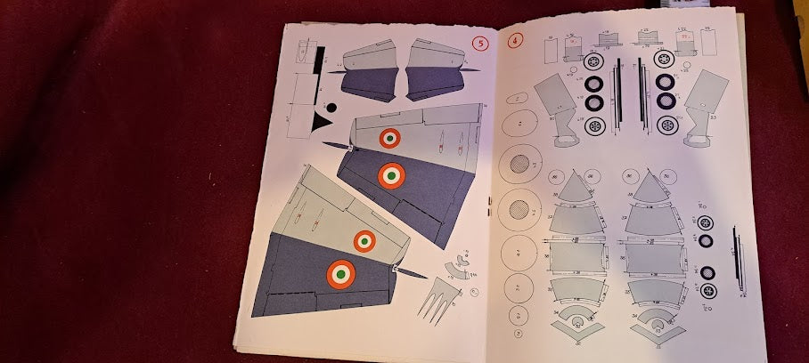 Old Cardboard Airplane Model for Assembly - Sea hawk Hunter [BOK10318]
