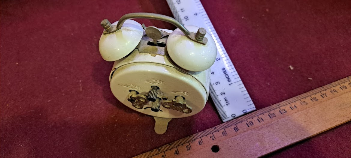 Old mechanical desk clock [CLK10183]