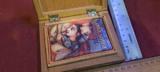 Old playing cards & wood box [GAM10273]