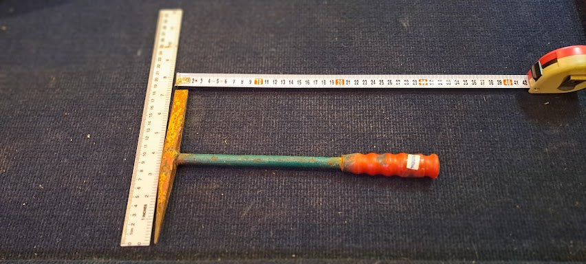 Hammer - Quarrying in snow soil vintage [TOL10226]