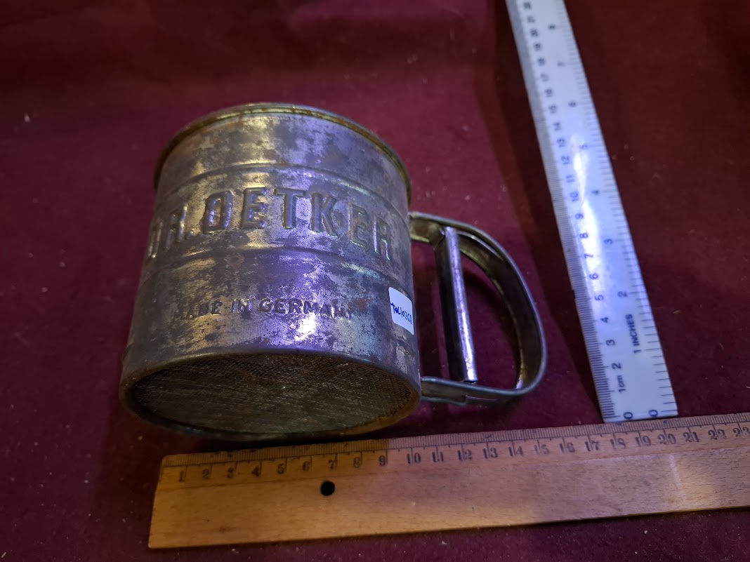 Vintage tin sifter [TOL10268]