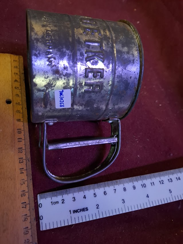 Vintage tin sifter [TOL10268]