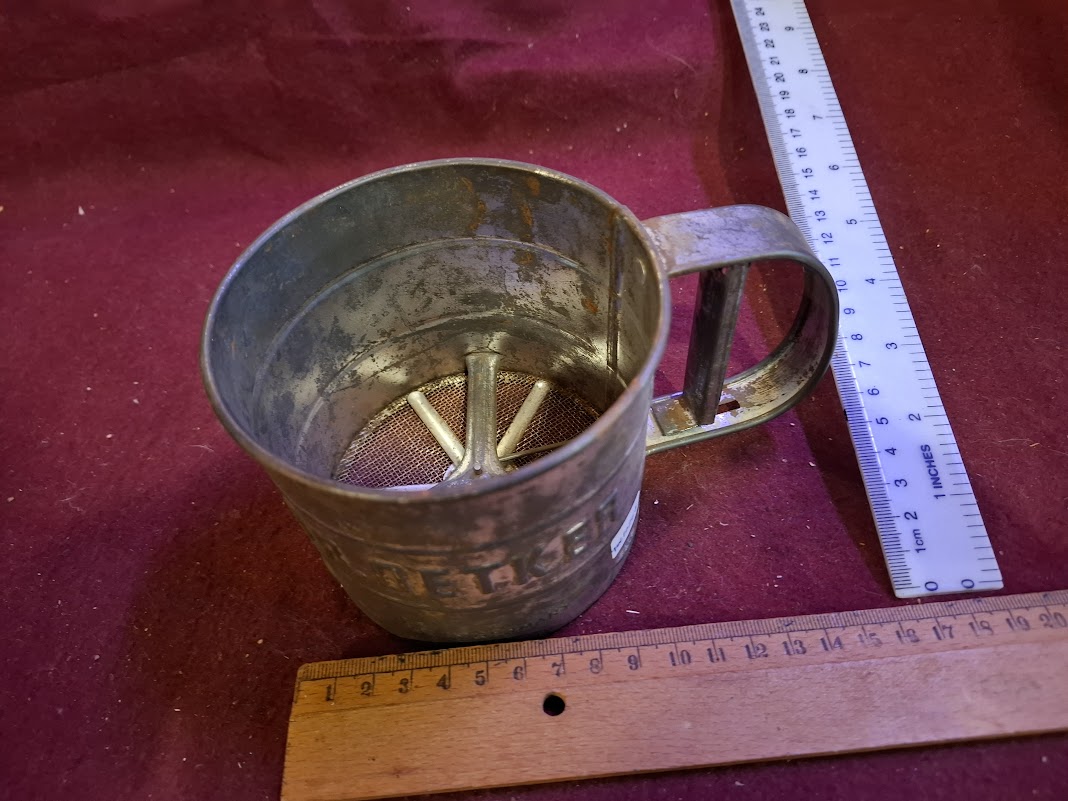 Vintage tin sifter [TOL10268]