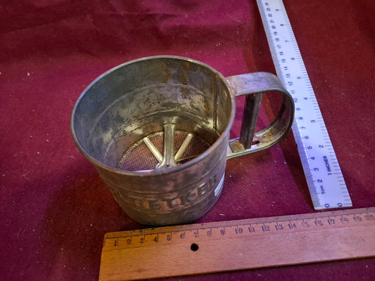 Vintage tin sifter [TOL10268]