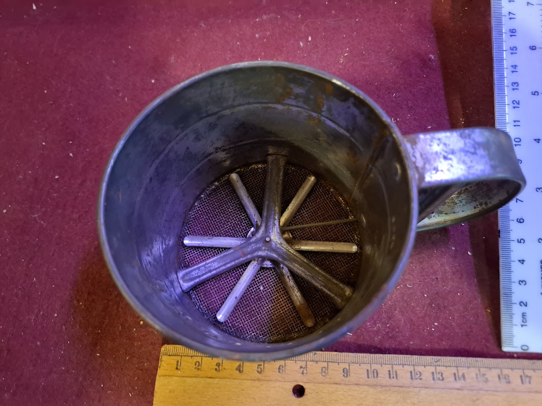 Vintage tin sifter [TOL10268]