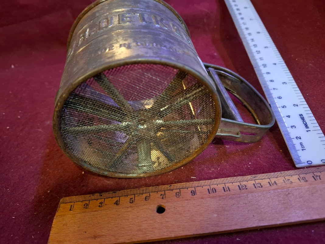 Vintage tin sifter [TOL10268]