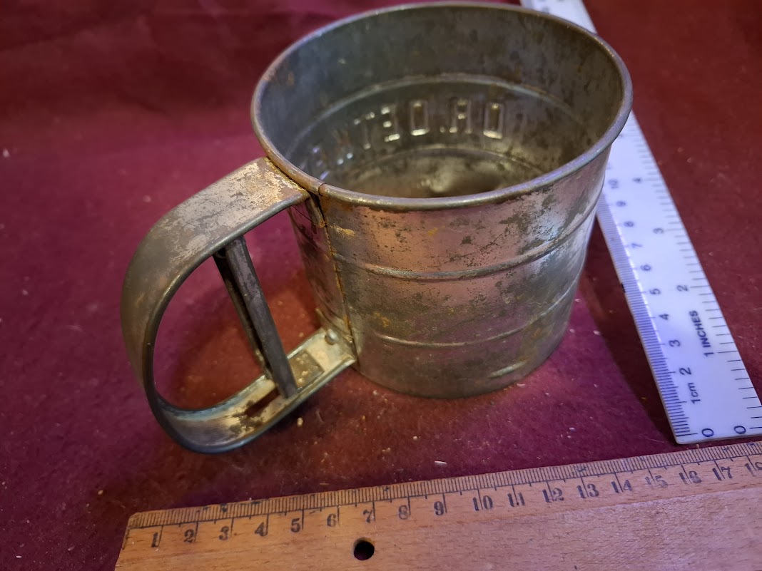 Vintage tin sifter [TOL10268]