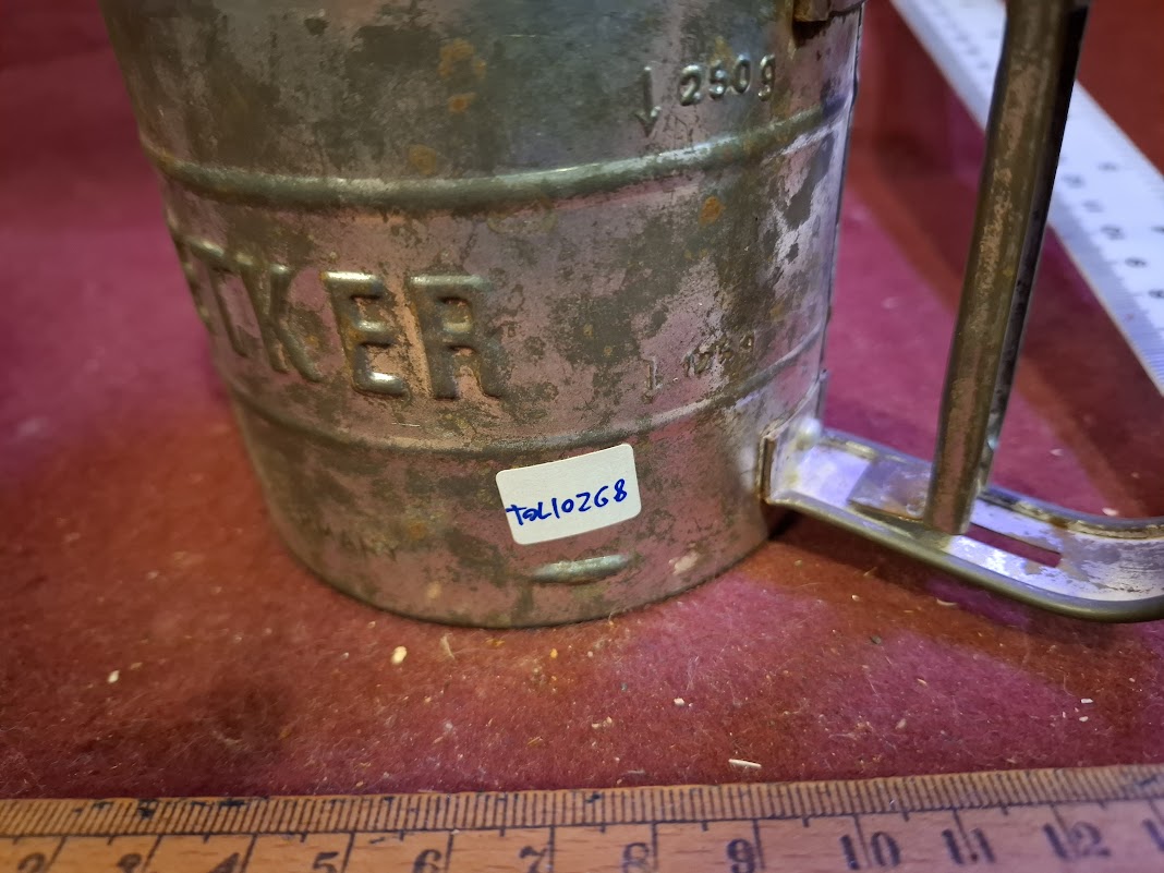 Vintage tin sifter [TOL10268]