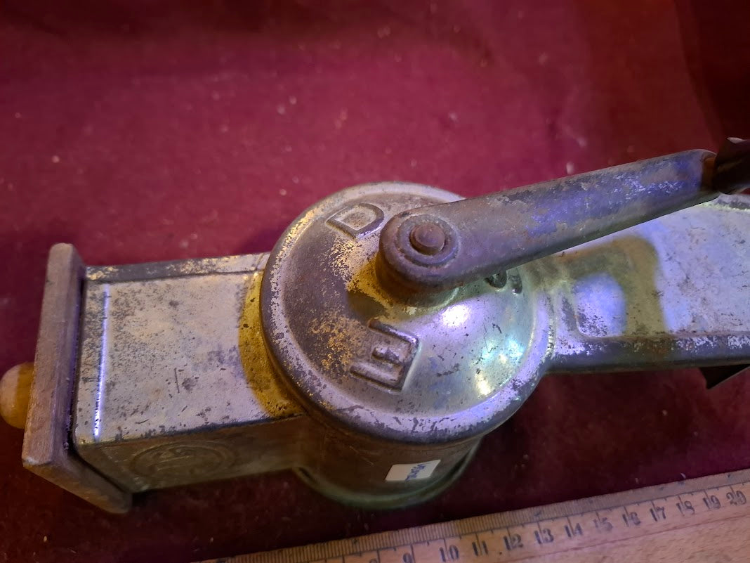 Vintage spice grinder [TOL10269]