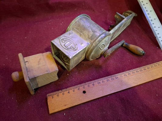 Vintage spice grinder [TOL10269]