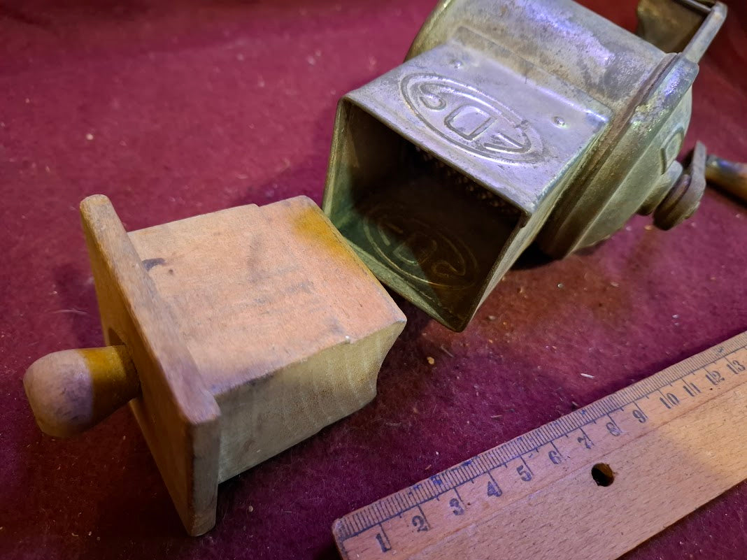 Vintage spice grinder [TOL10269]