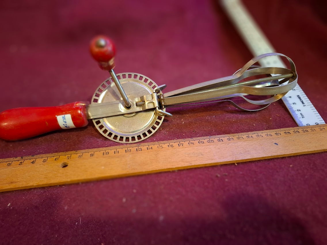 Vintage Kitchen Hand Mixer [TOL10287]
