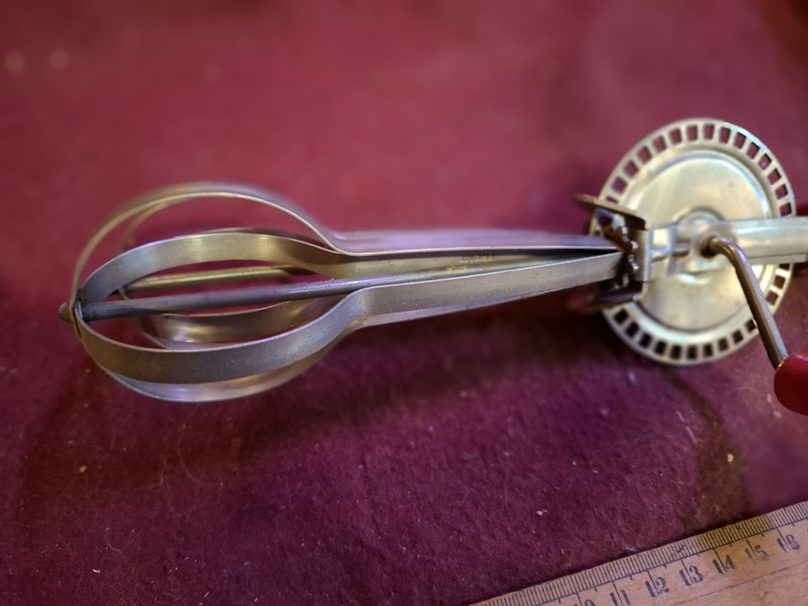 Vintage Kitchen Hand Mixer [TOL10287]