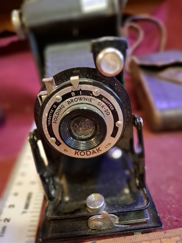 Antique camera - Kodak Folding Brwnie six-20 [INS10592]