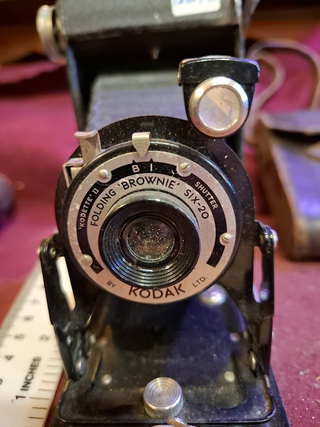 Antique camera - Kodak Folding Brwnie six-20 [INS10592]