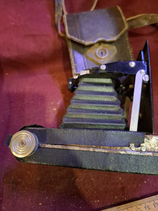 Antique camera - Kodak Folding Brwnie six-20 [INS10592]