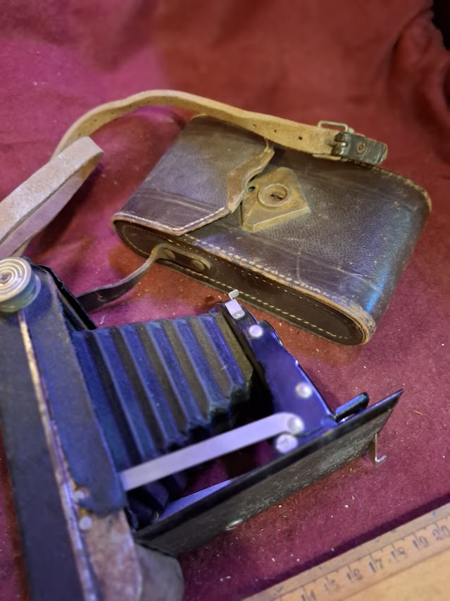 Antique camera - Kodak Folding Brwnie six-20 [INS10592]