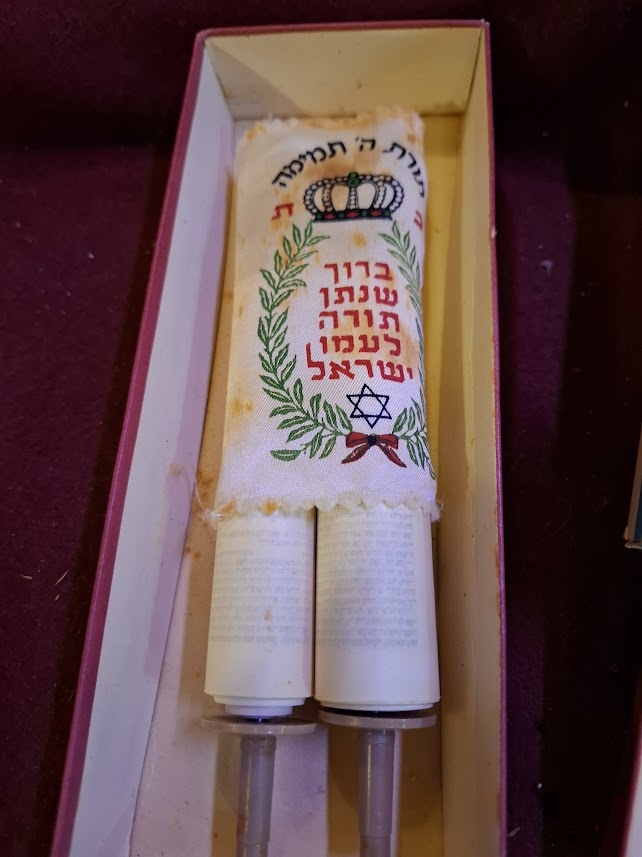 Vintage Israel small Tora scroll in original box [JUD10204]