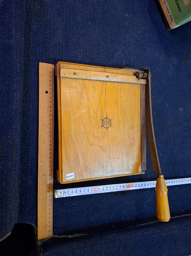 Old wooden guillotine [TOL10313]