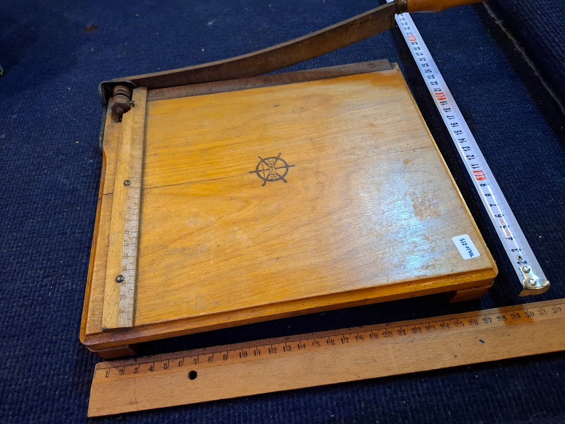 Old wooden guillotine [TOL10313]