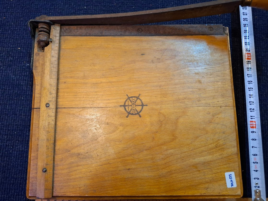 Old wooden guillotine [TOL10313]