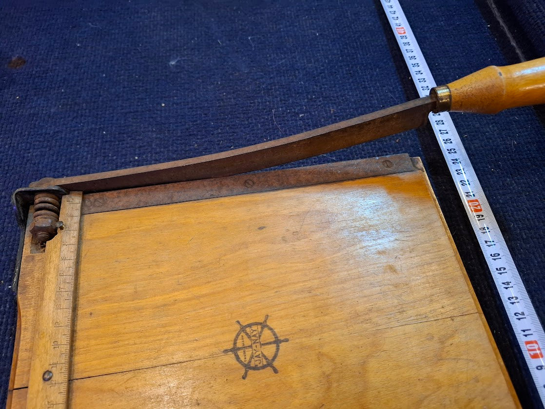 Old wooden guillotine [TOL10313]