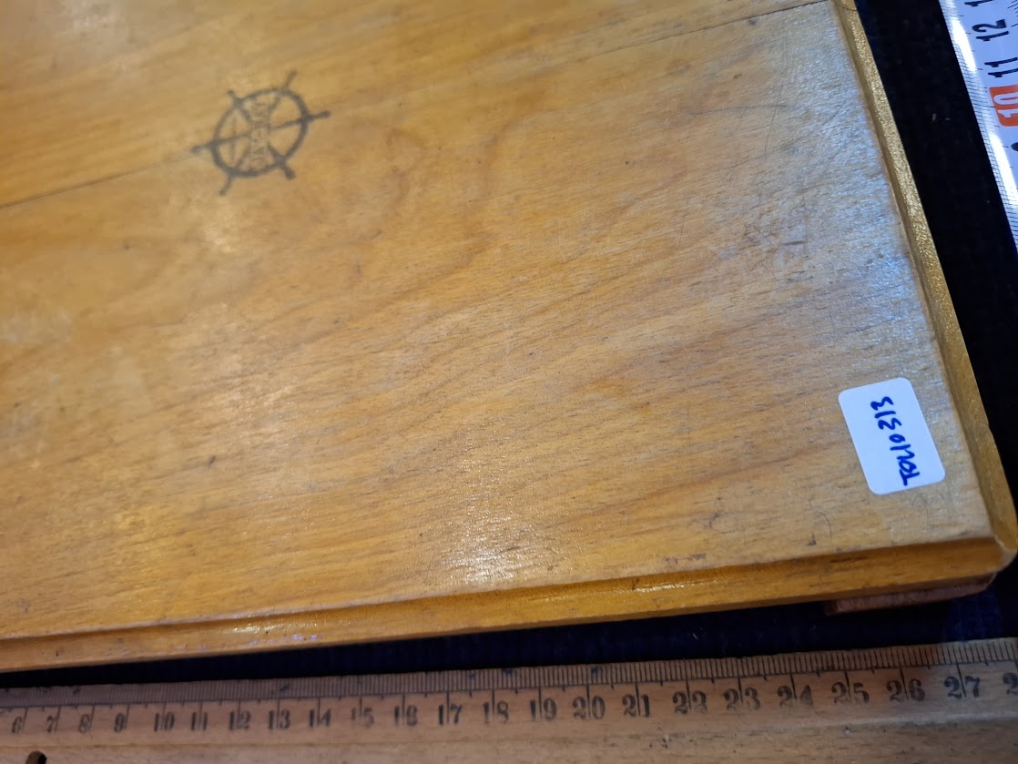 Old wooden guillotine [TOL10313]