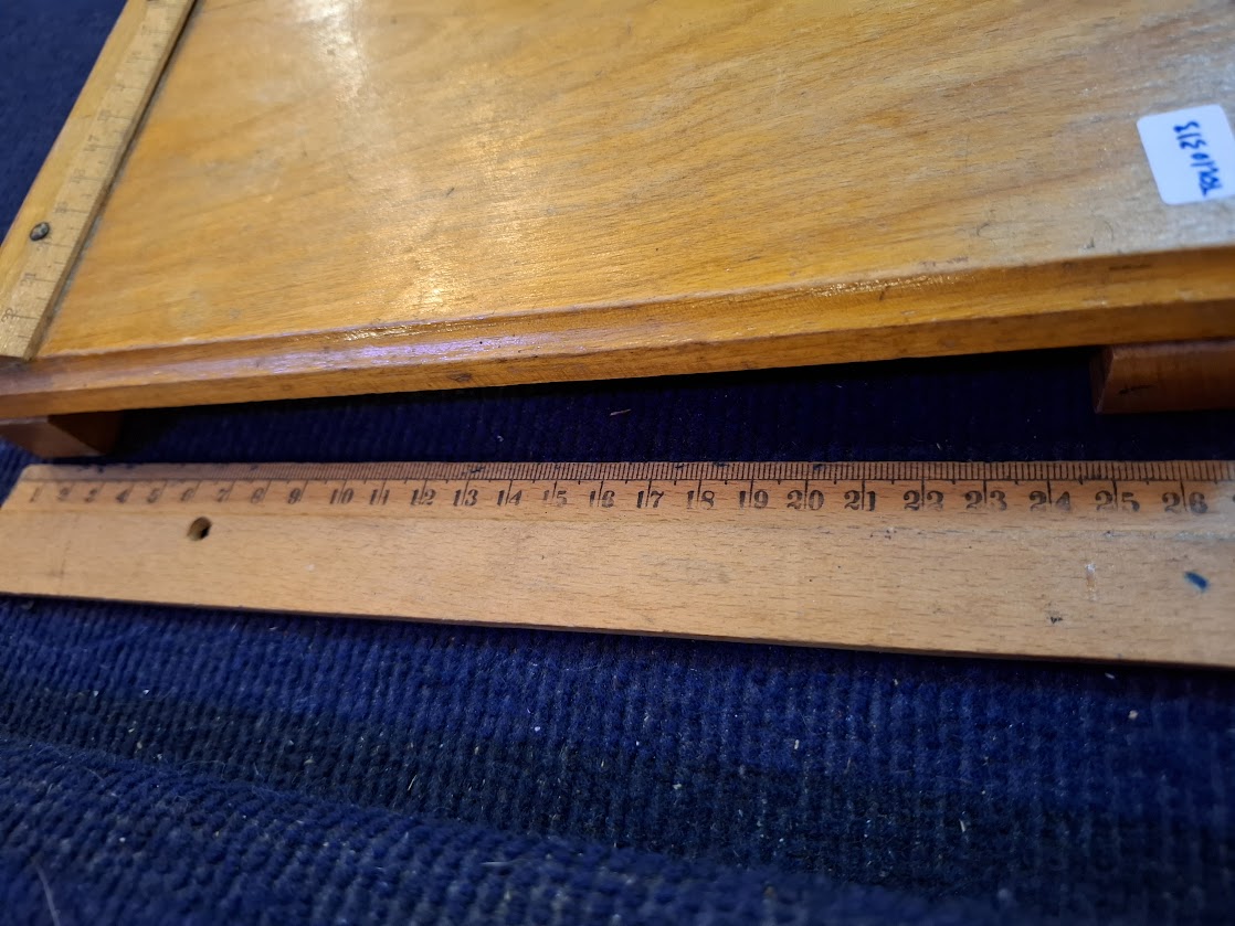 Old wooden guillotine [TOL10313]