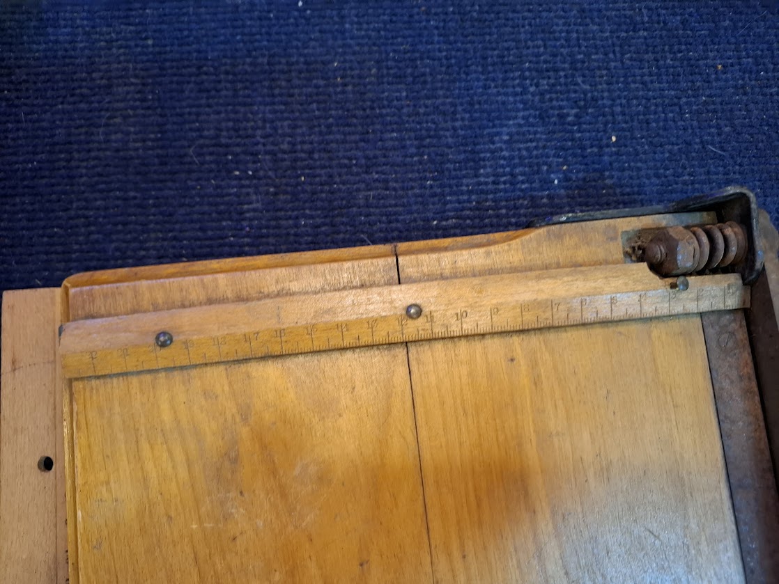 Old wooden guillotine [TOL10313]