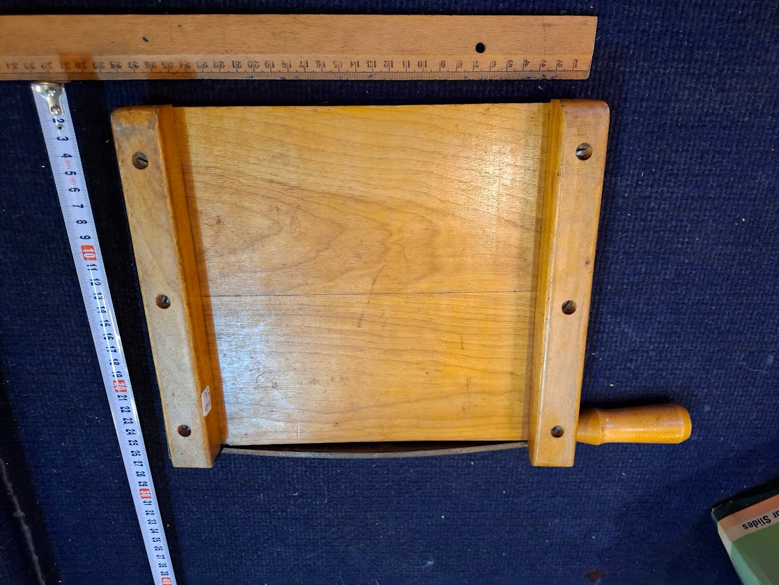 Old wooden guillotine [TOL10313]