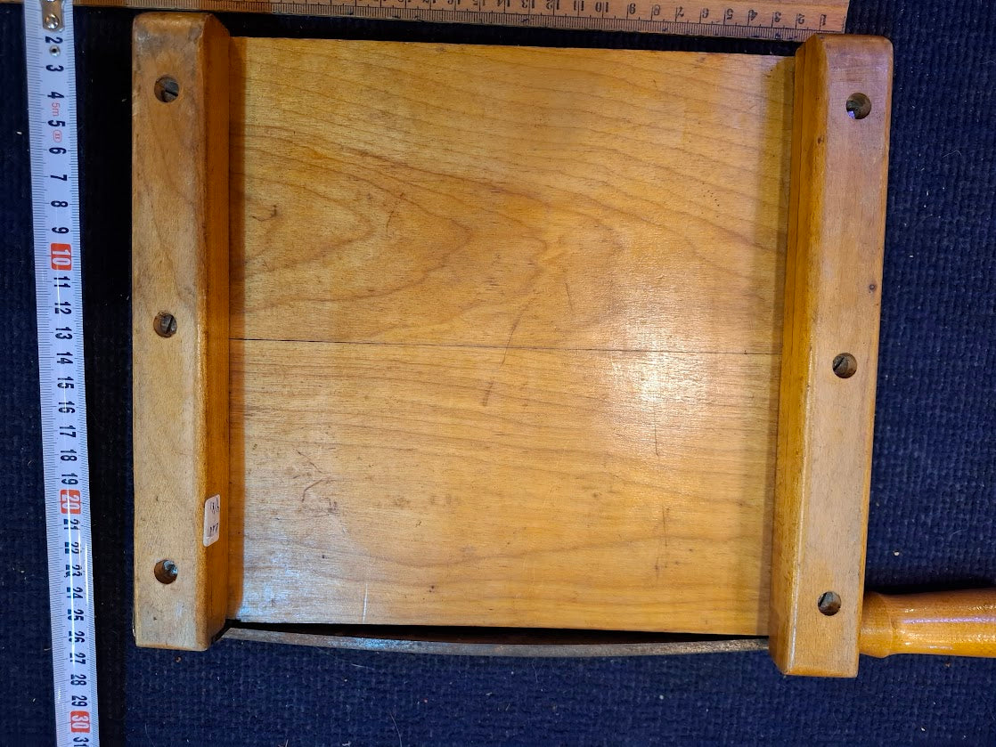 Old wooden guillotine [TOL10313]