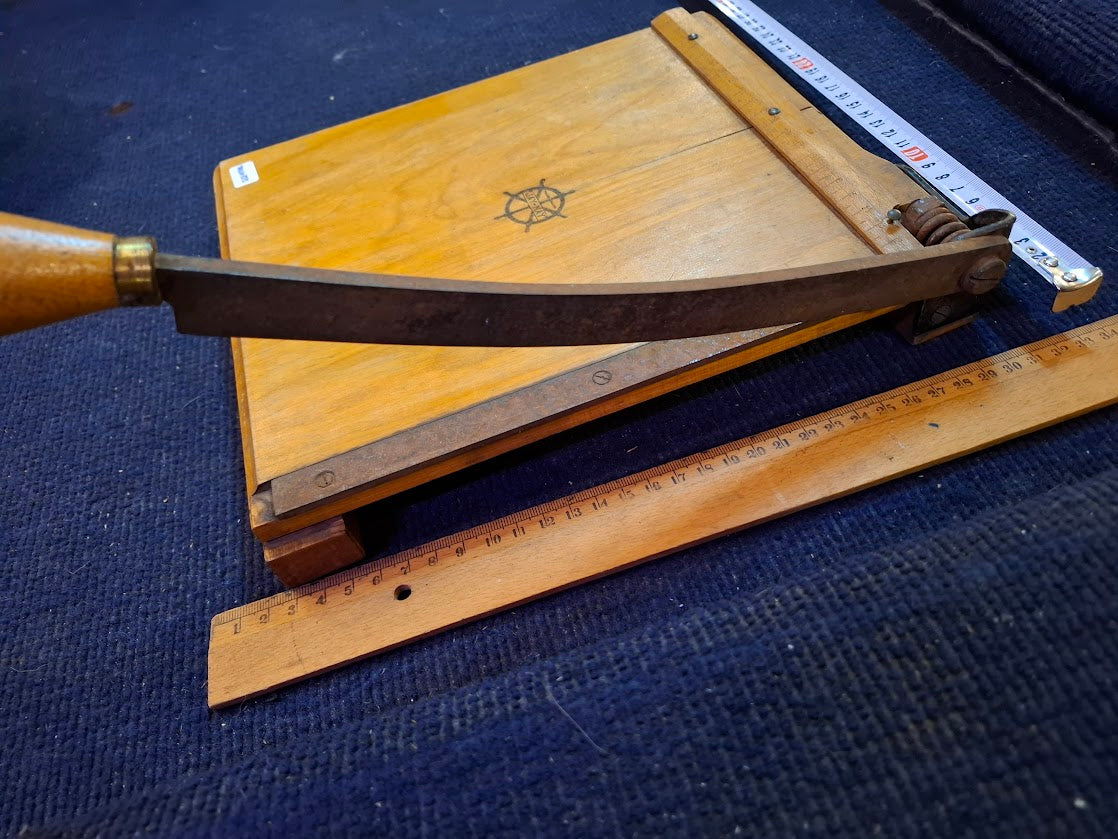 Old wooden guillotine [TOL10313]