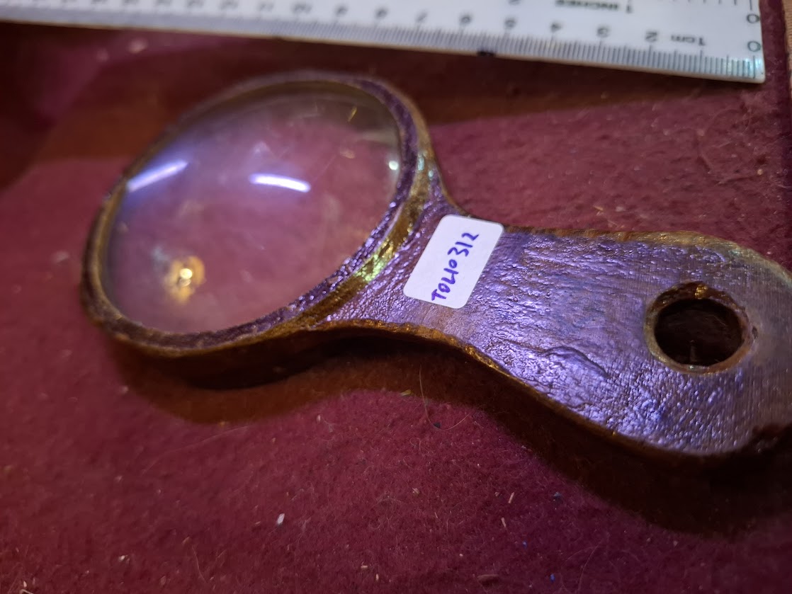 Old magnifying glass [TOL10312]