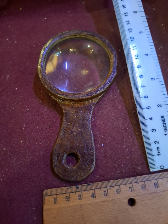 Old magnifying glass [TOL10312]