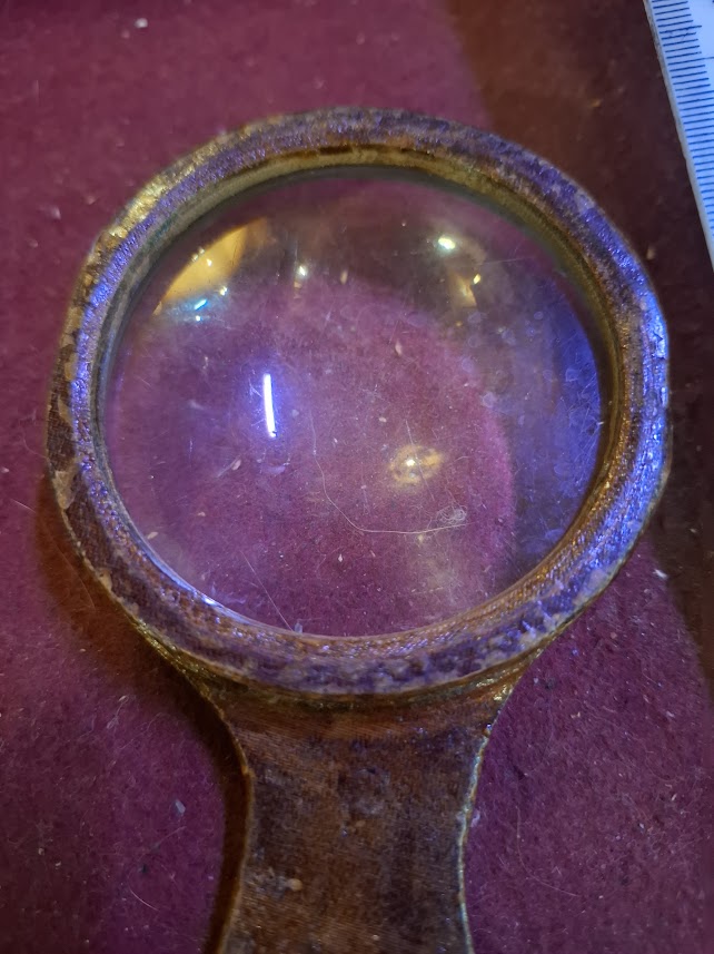 Old magnifying glass [TOL10312]