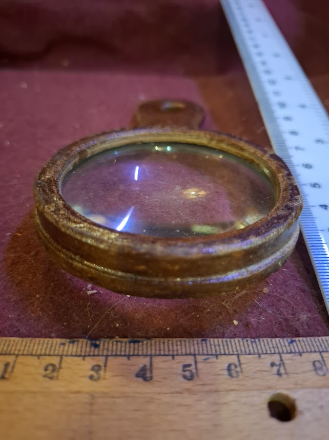 Old magnifying glass [TOL10312]