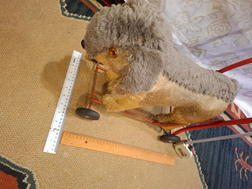 Vintage dog on wheels toy - RARE [GAM10339]