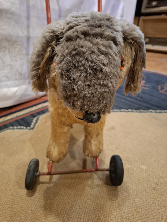 Vintage dog on wheels toy - RARE [GAM10339]