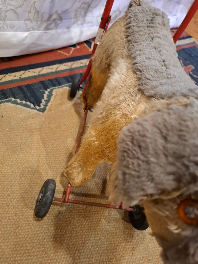 Vintage dog on wheels toy - RARE [GAM10339]