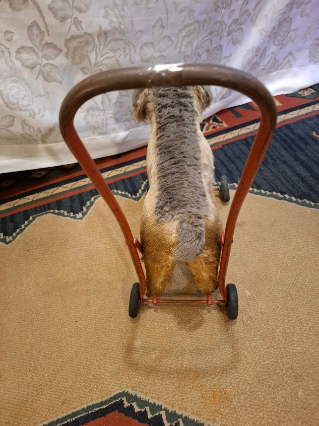 Vintage dog on wheels toy - RARE [GAM10339]