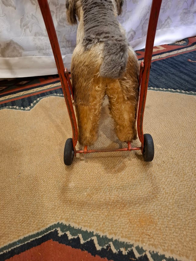 Vintage dog on wheels toy - RARE [GAM10339]